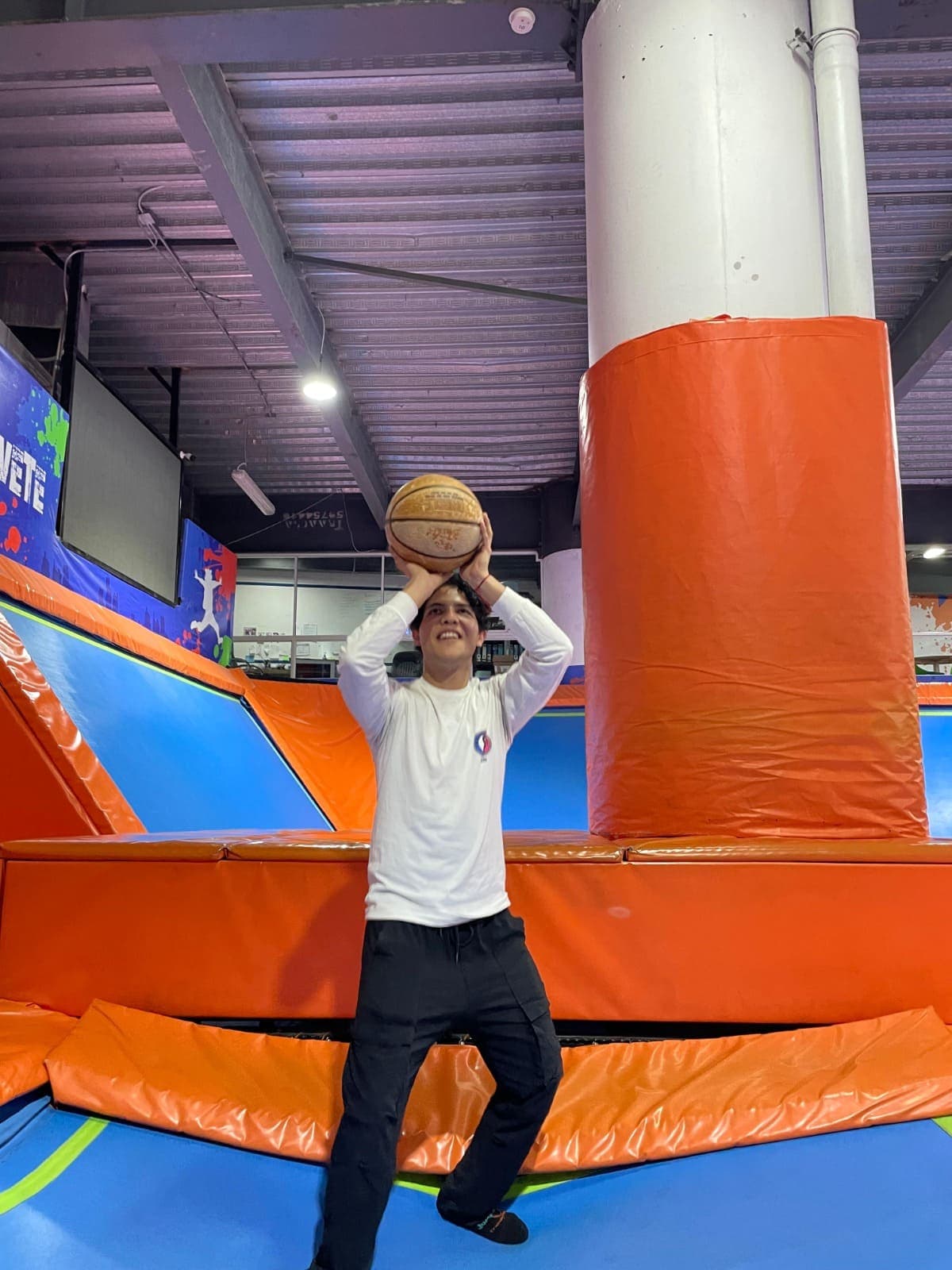 Amigos divirtiéndose en trampolines